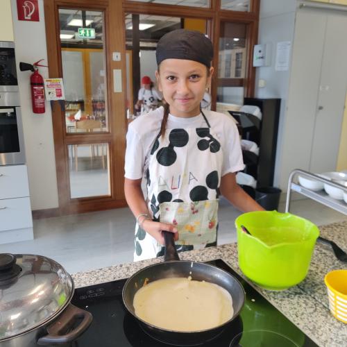 Schülerinnen beim Kochen
