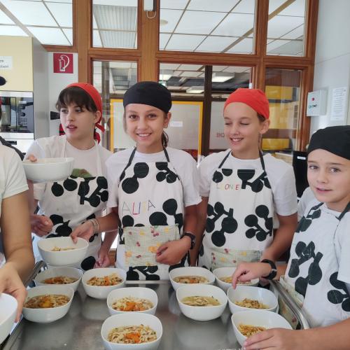 Schülerinnen beim Kochen