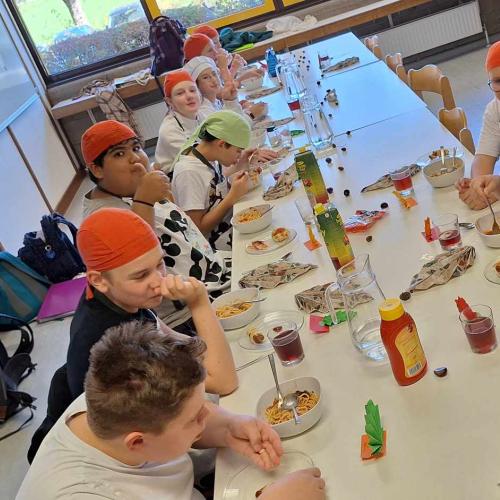 Schüler:innen beim Essen