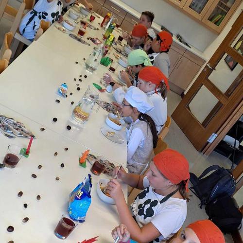 Schüler:innen beim Essen