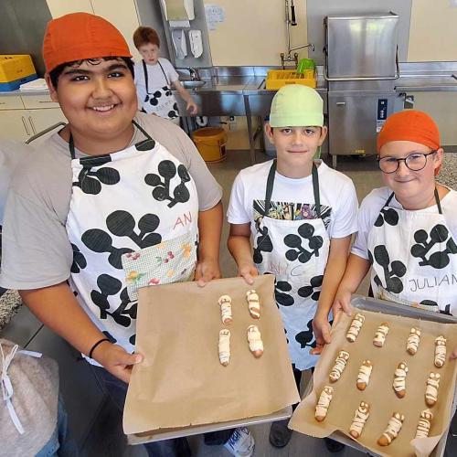 Schüler beim Kochen