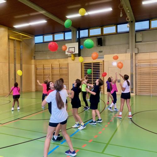Luftballon-Spiel im Sportunterricht