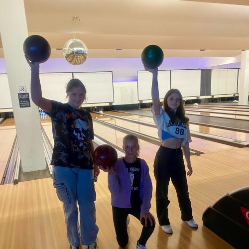Schüler:innen beim Bowling