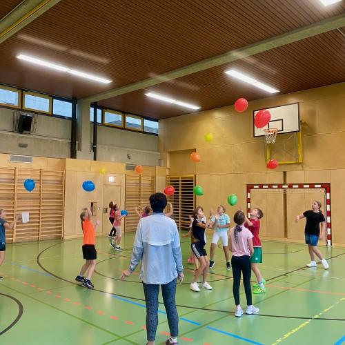 Luftballon-Spiel im Sportunterricht