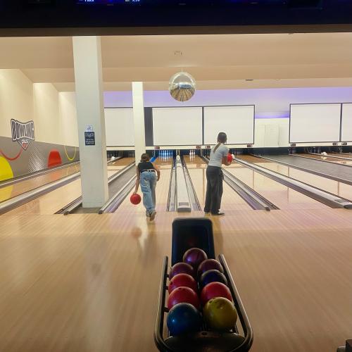 Schüler:innen beim Bowling