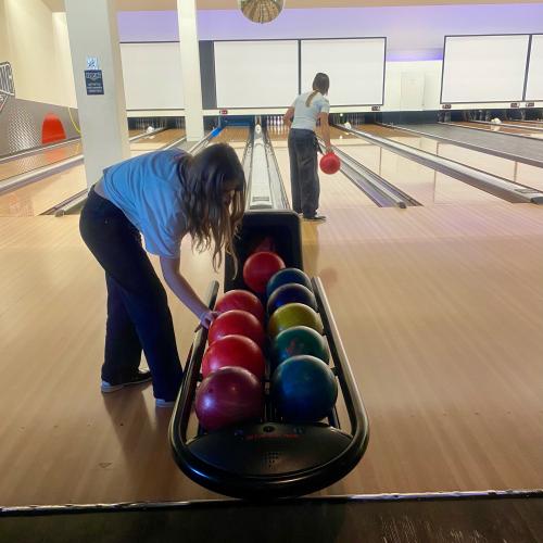 Schüler:innen beim Bowling
