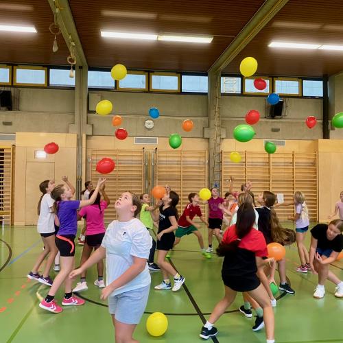 Luftballon-Spiel im Sportunterricht