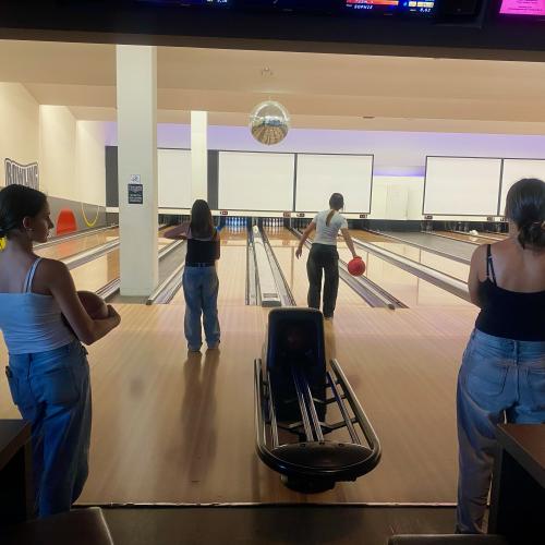Schüler:innen beim Bowling