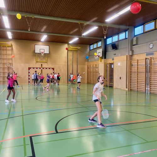 Luftballon-Spiel im Sportunterricht