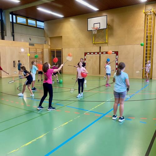 Luftballon-Spiel im Sportunterricht