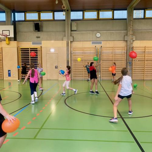 Luftballon-Spiel im Sportunterricht