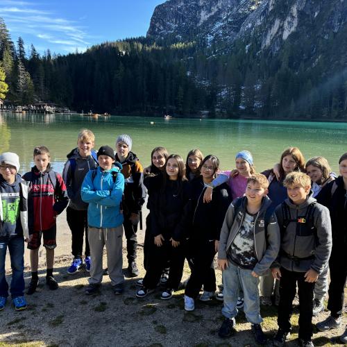 Klassenfoto 3c vor dem Pragser Wildsee