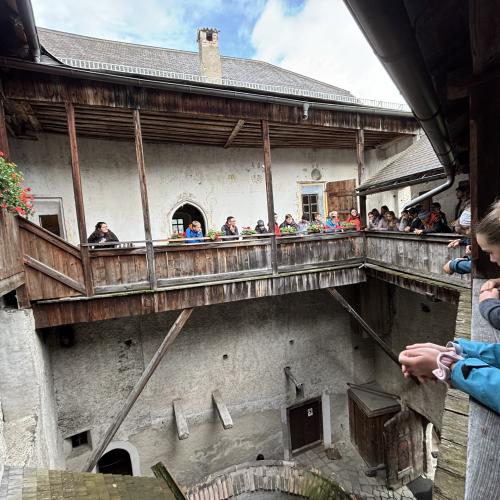 Schüler:innen bei der Besichtigung der Burg Reifenstein