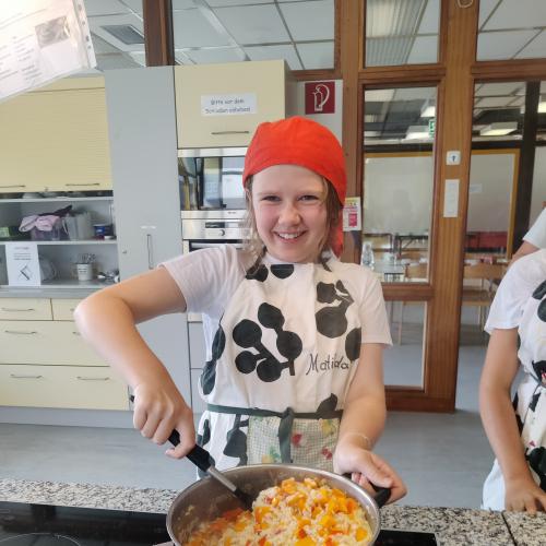 Schülerin beim Kochen