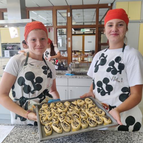 Schülerin beim Kochen