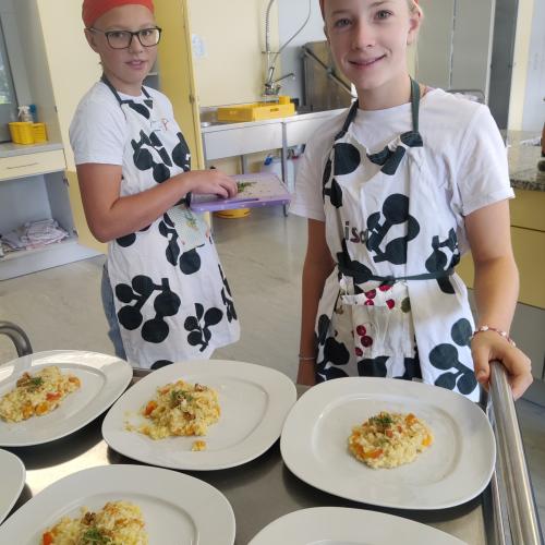 Schülerin beim Kochen