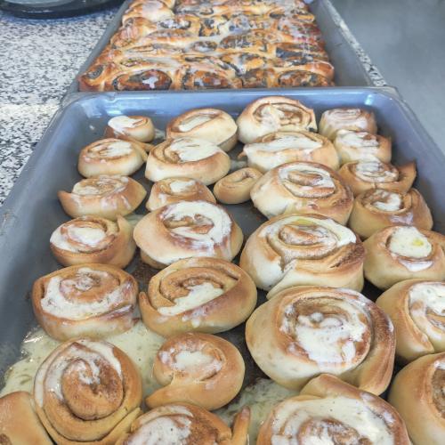 Schülerin beim Kochen