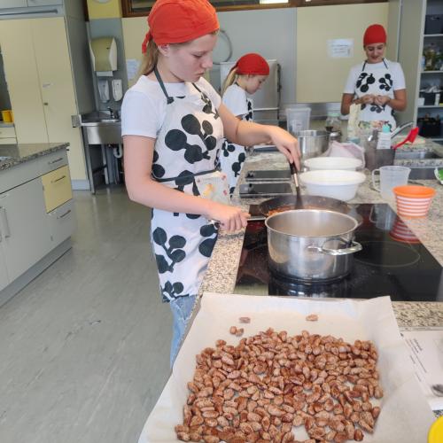 Schülerinnen beim Kochen