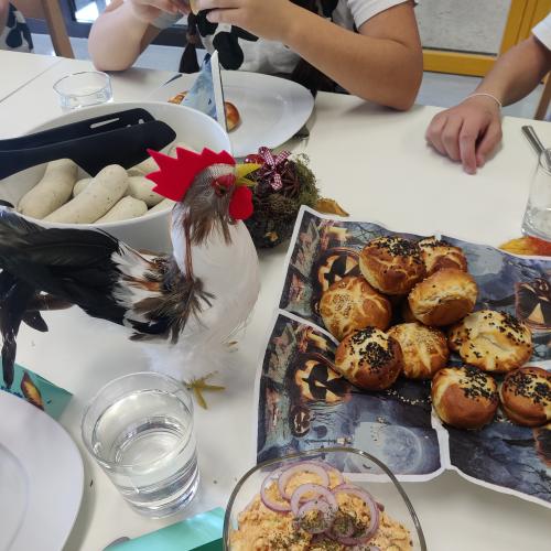 Schülerinnen beim Kochen