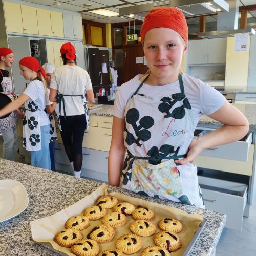 Schülerinnen beim Kochen