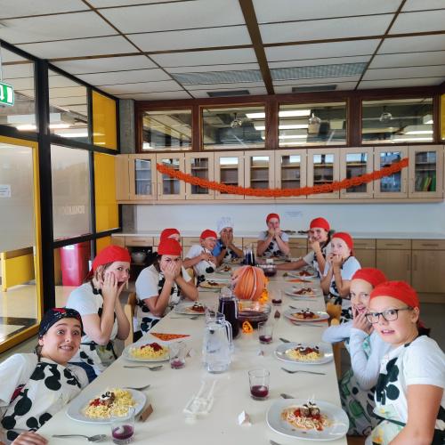 Schülerinnen beim Essen