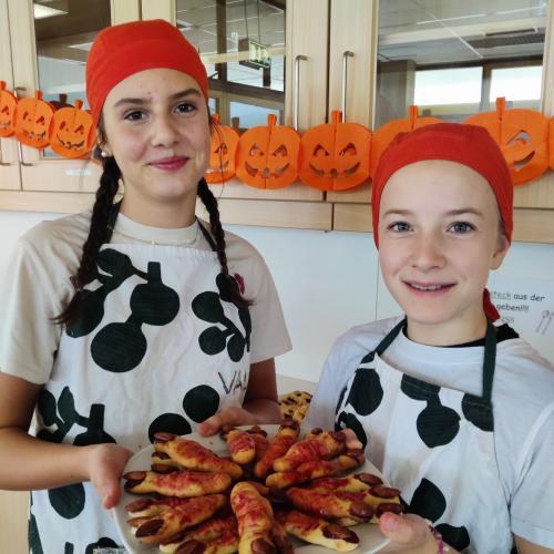 Schülerinnen beim Kochen