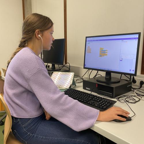 Schüler:innen beim Programmieren