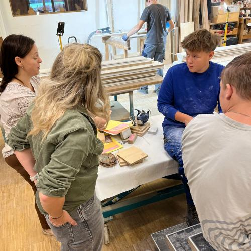 Schüler:innen beim Praktikum in diversen Betrieben