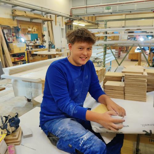 Schüler:innen beim Praktikum in diversen Betrieben