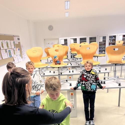 Schüler:innen beim Experimentieren 