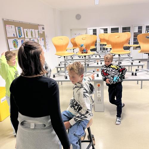 Schüler:innen beim Experimentieren 