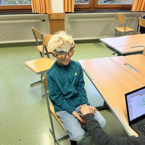 Schüler:innen beim Experimentieren 