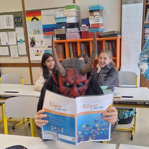 Krampusse in der 2a