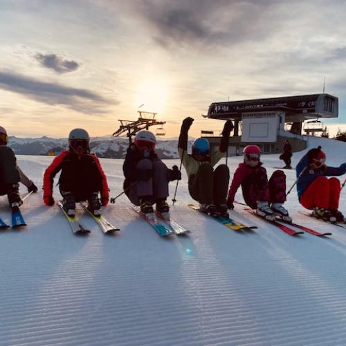 Schüler:innen beim Skifahren