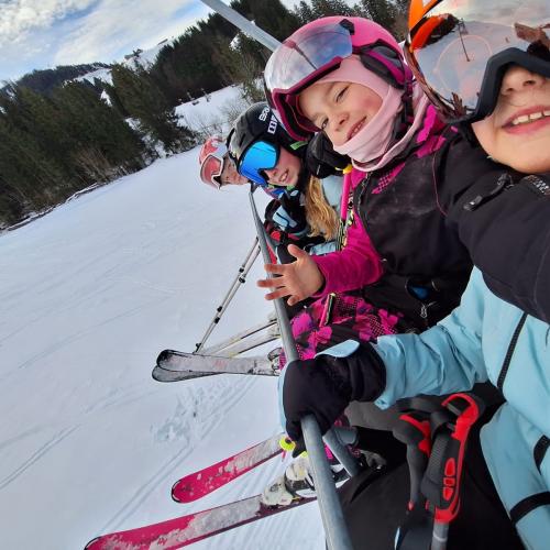 Schüler:innen beim Skifahren