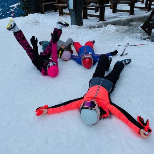 Schüler:innen beim Skifahren