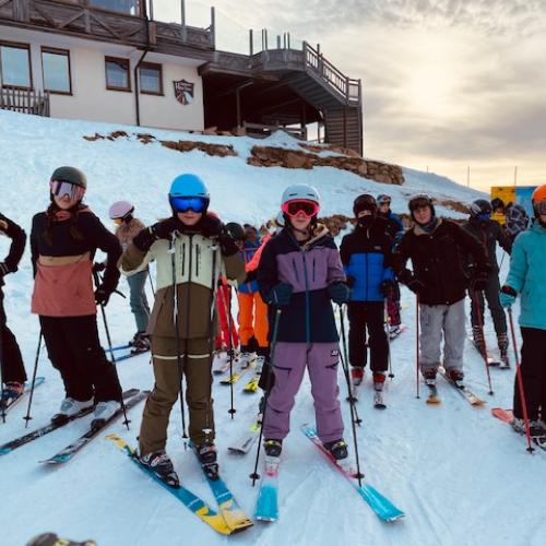 Schüler:innen beim Skifahren