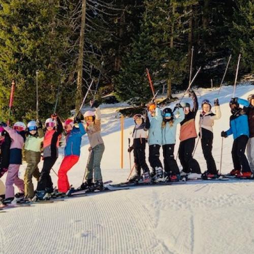 Schüler:innen beim Skifahren
