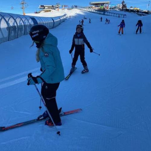 Schüler:innen beim Skifahren