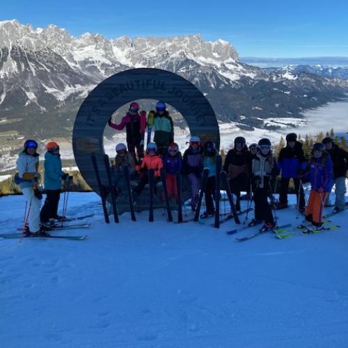 Schüler:innen beim Skifahren