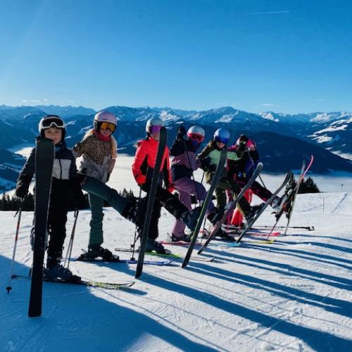 Schüler:innen beim Skifahren
