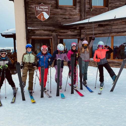 Schüler:innen beim Skifahren