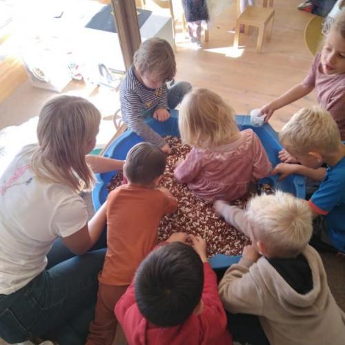 Schülerin im Kindergarten