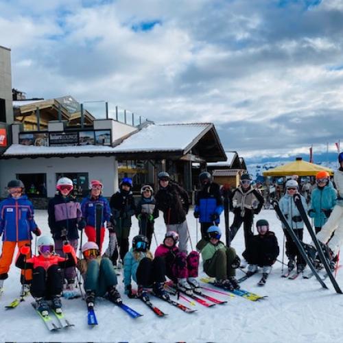 Schüler:innen beim Skifahren
