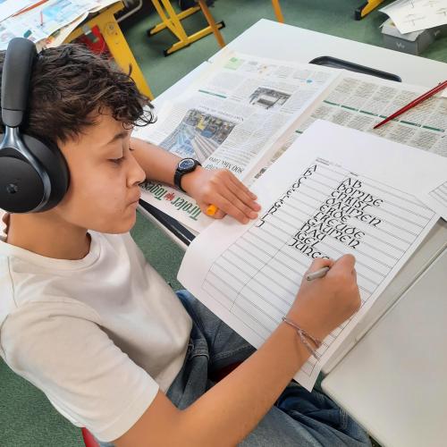 Schüler:in beim Schönschreiben