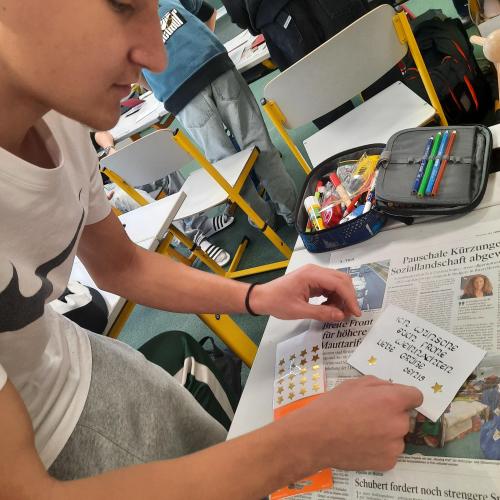 Schüler:in beim Schönschreiben