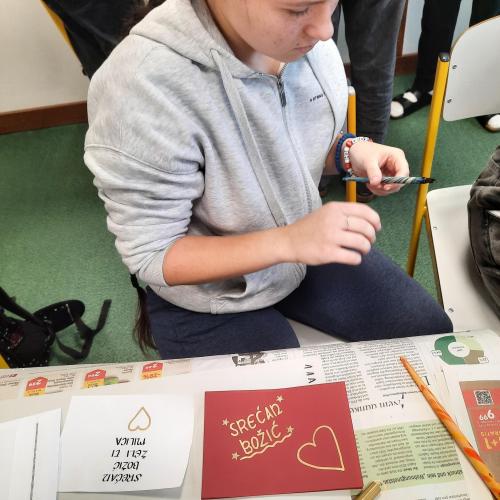 Schüler:in beim Schönschreiben