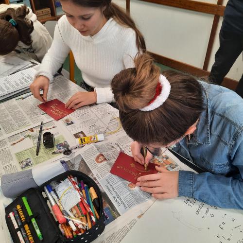 Schüler:in beim Schönschreiben