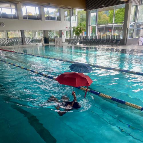 Schülerinnen beim Schwimmen