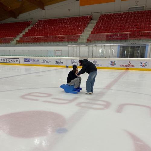 Schülerinnen beim Eislaufen
